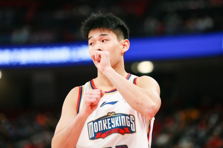 效率太低!林葳25中8&三分10中1拿到19分1板3助2断 4失误