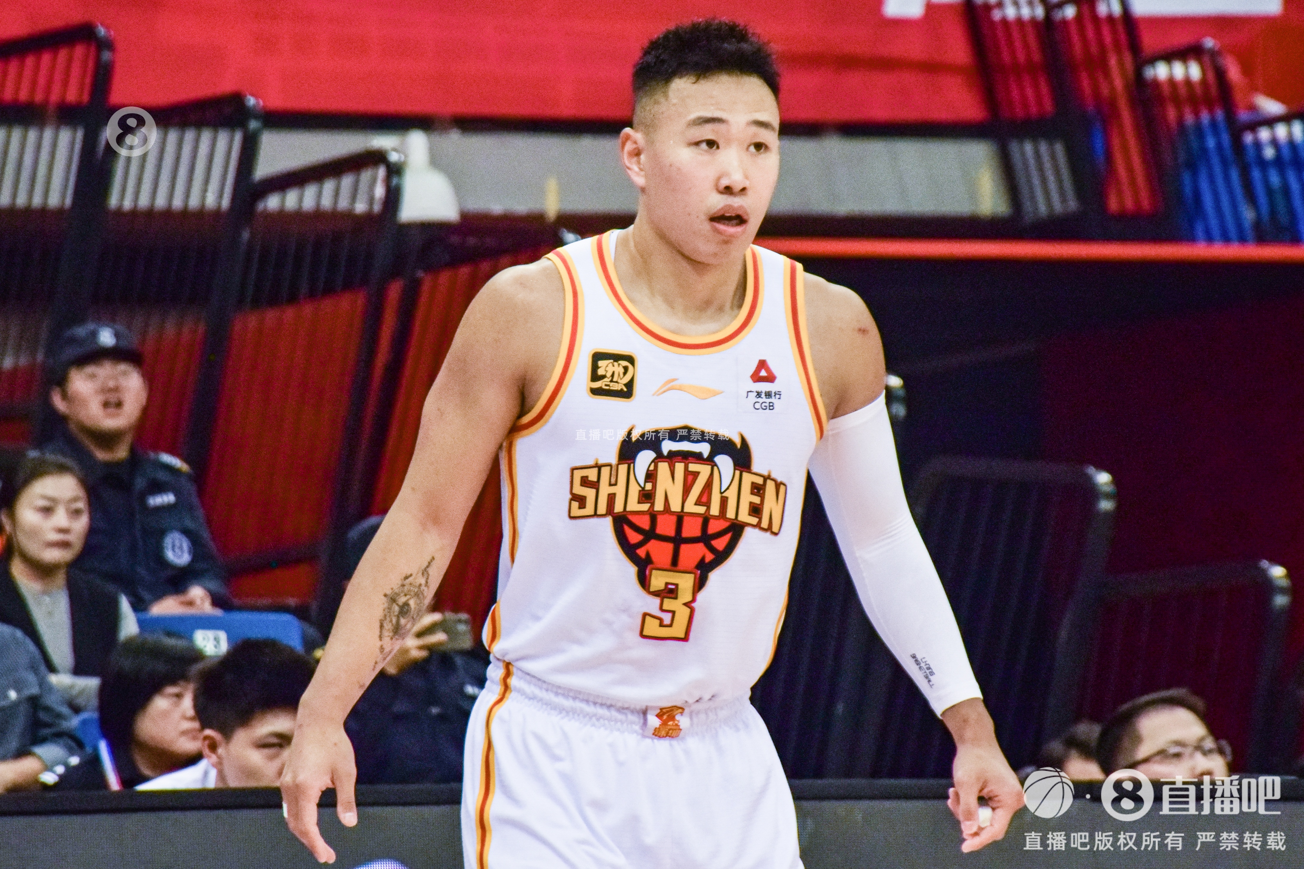 惨不忍睹!贺希宁半场11投仅1中拿到2分 三分4中0