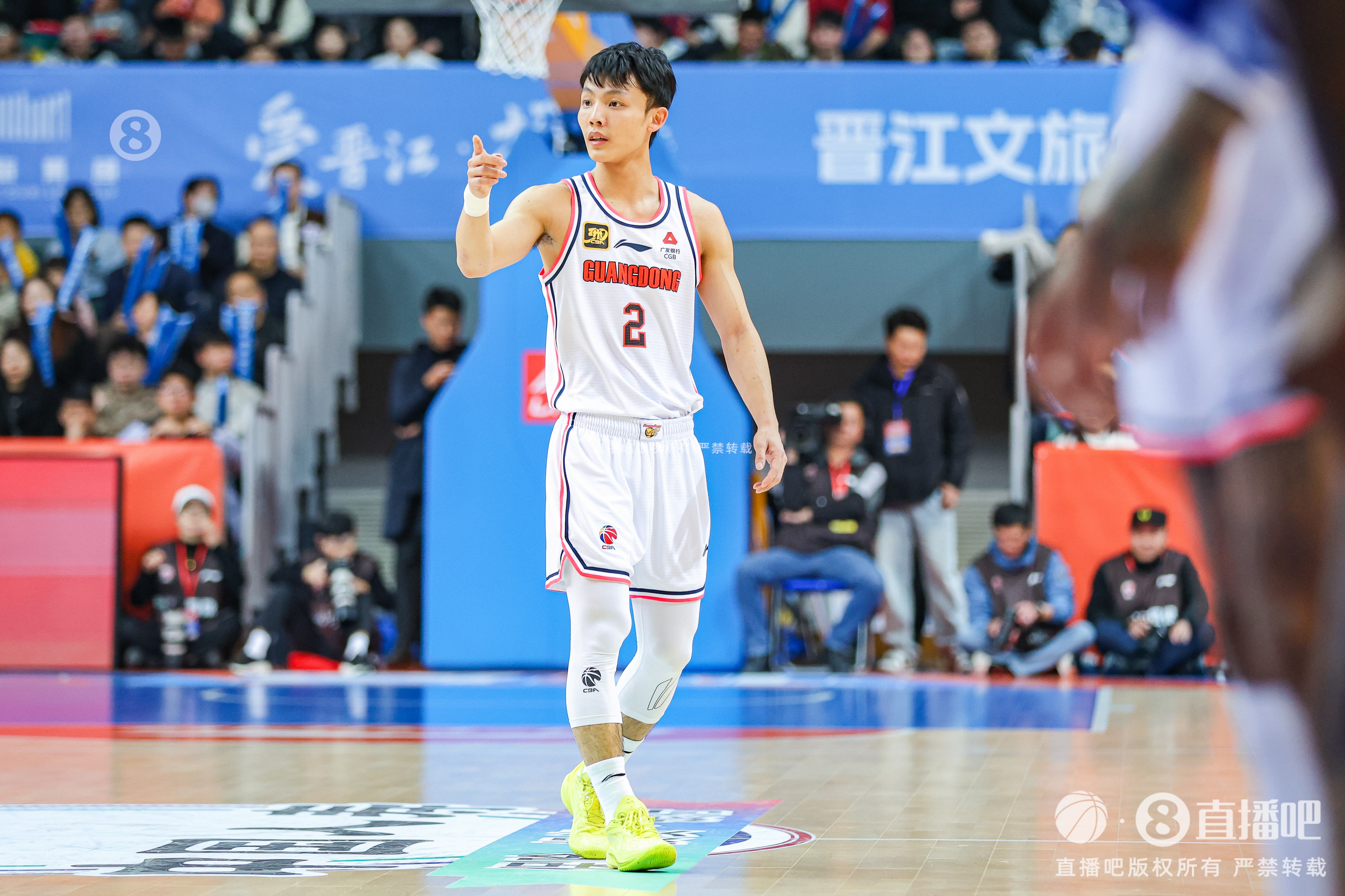 徐中锋手感还没开!徐杰半场12中4&三分7中2拿12分2前场板2助2断
